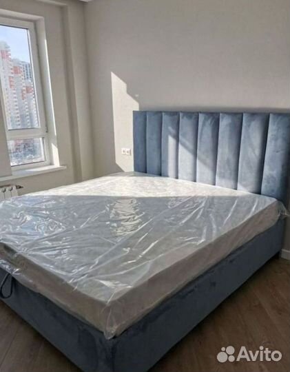 Кровать с молдингом