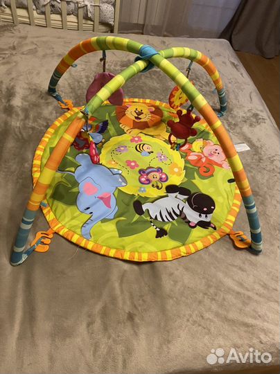 Развивающий коврик с игрушками