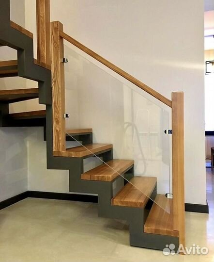 Лестница на второй этаж. Металлокаркас