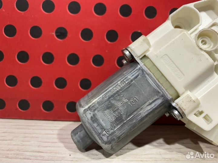 Моторчик стеклоподъемника передний левый