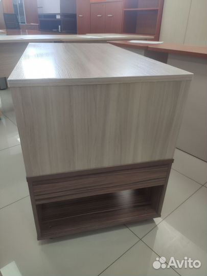 Рабочий стол на тумбе