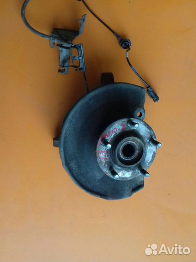 Кулак передний правый на Citroen C-Crosser