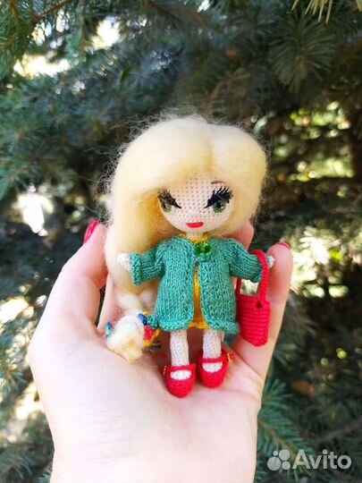 Вязаная кукла ручной работы