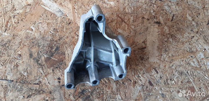 Кронштейн двигателя левый