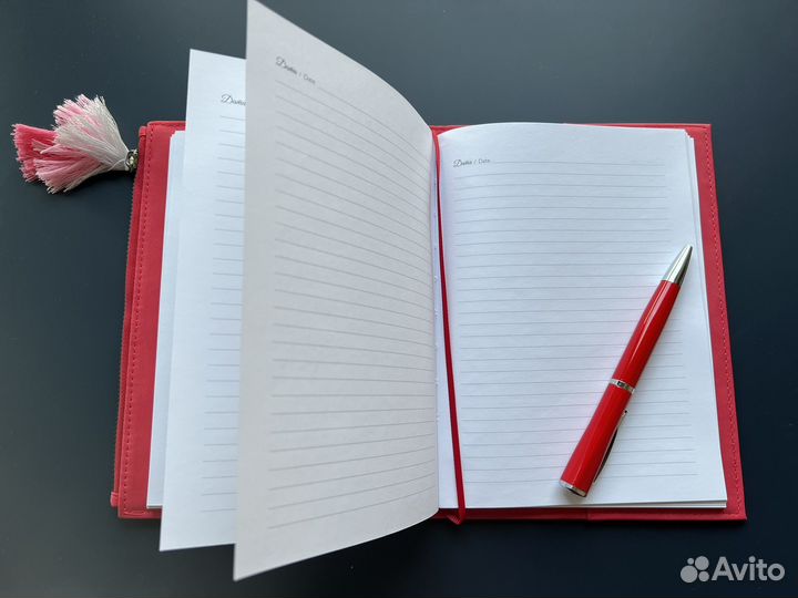Новый недатированный красный блокнот с кармашком