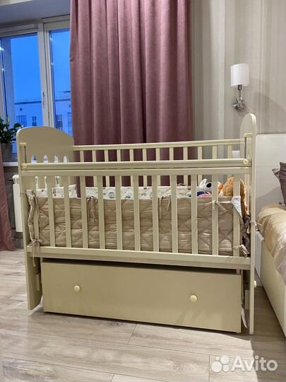 Детская кроватка с маятником и ящиком