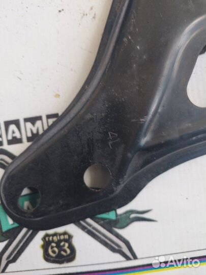 Крепление балки подвески переднее левое Toyota