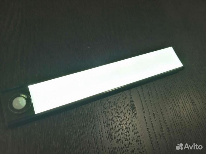 LED светильник с датчиком движения и акб