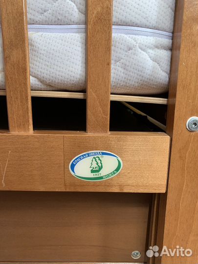 Детская кроватка с маятником