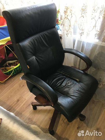 Кожанное кресло