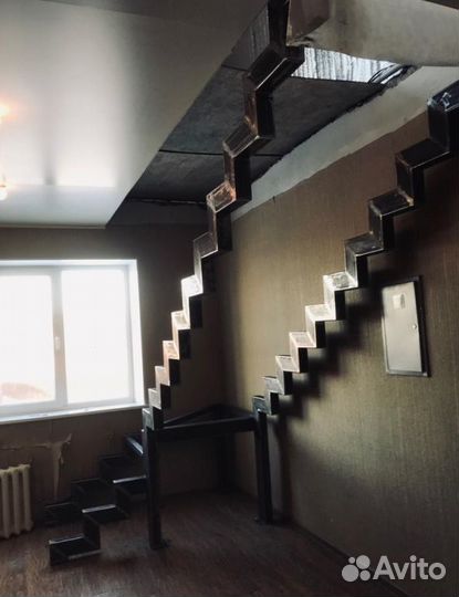 Металлокаркас Лестницы на Ломанном Косоуре в Дом