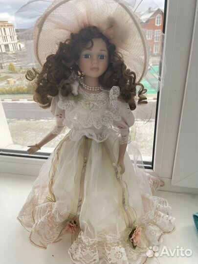 Кукла фарфоровая
