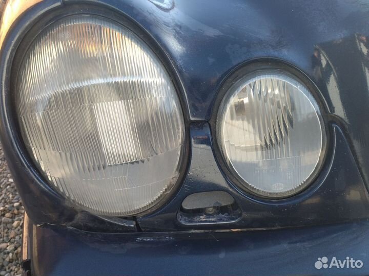 Правая фара Mercedes W210