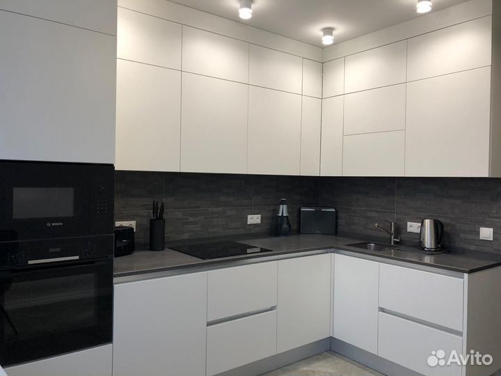 Угловая кухня под потолок на заказ