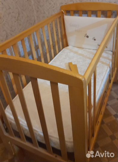 Детская кроватка с маятником и ящиком и матрасом