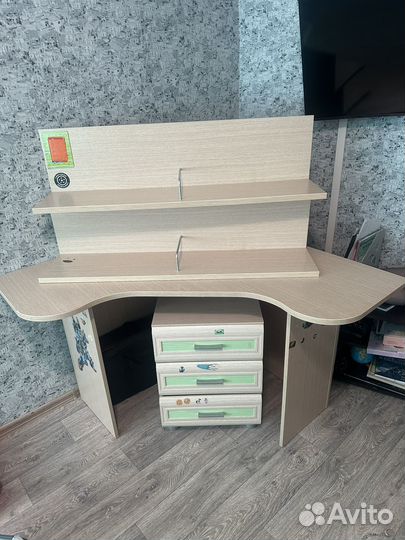 Стол угловой с тумбой и 2 полки