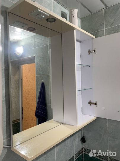 Подвесное зеркало со шкафчиком