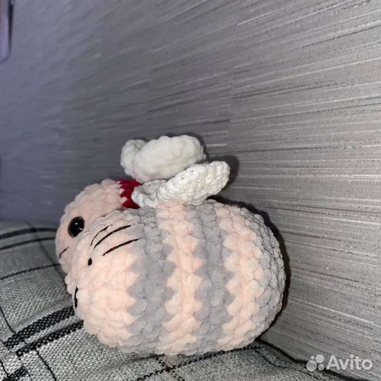 Маленькая вязаная пчёлка