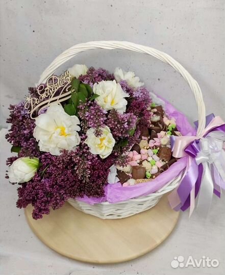 Подарочная корзина с цветами и конфетами
