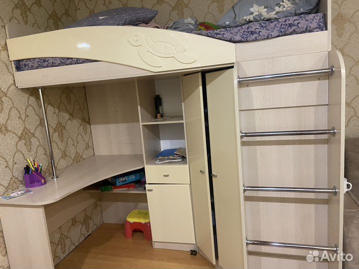 Кровать, шкаф для вещей, писменый стол ;