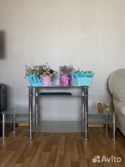 Стеклянная тумба под тв