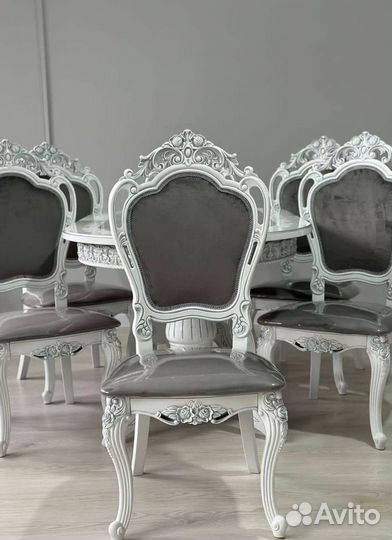 Большой обеденный стол и стулья