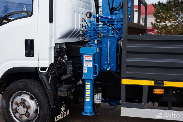 Isuzu Elf (N-series) с КМУ, 2013