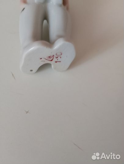 Фарфоровая статуэтка СССР.Мальчик с биноклем