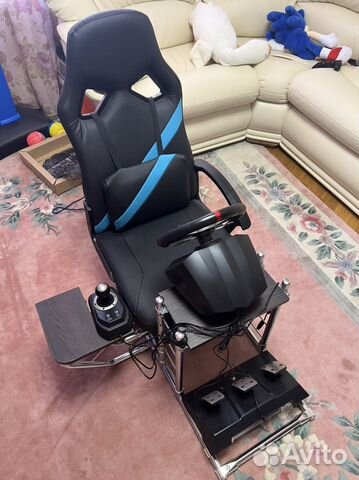 Кокпит (игровое кресло с рулем)