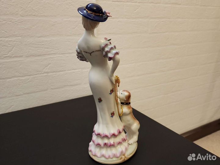 Статуэтка дама с собачкой