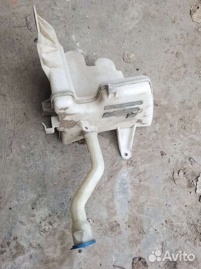 Бачек омывателя тойота аурис e150