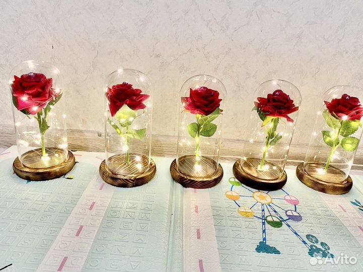 Роза в колбе с гирляндой