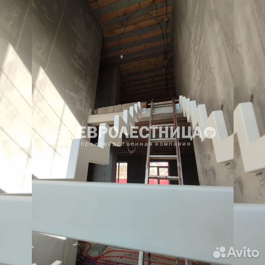 Лестница в дом на металлическом каркасе