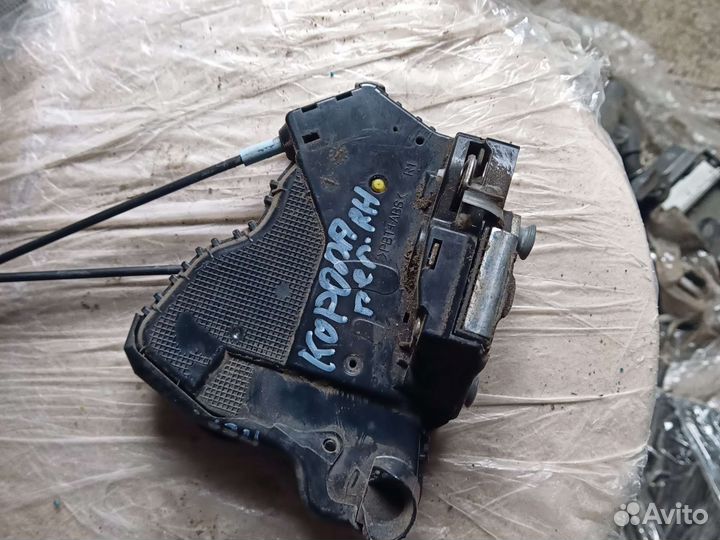 Замок двери передний Toyota Corolla E150