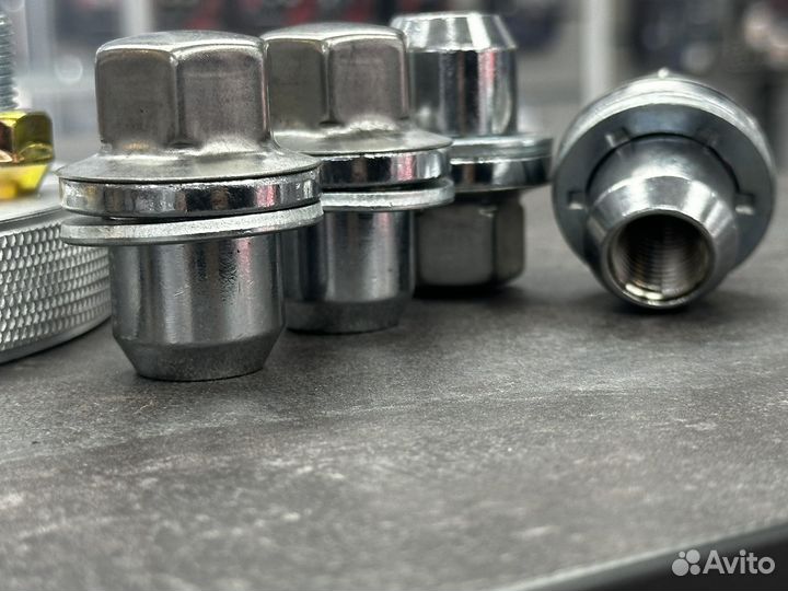 Колесная гайка Land Rover