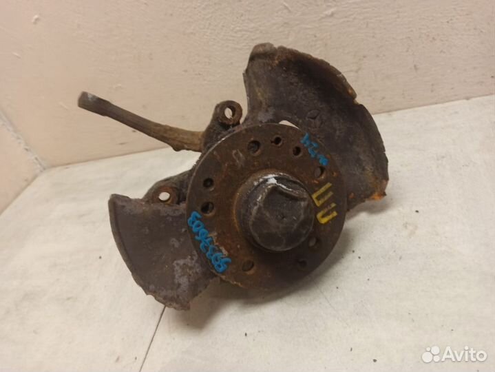 Кулак передний правый