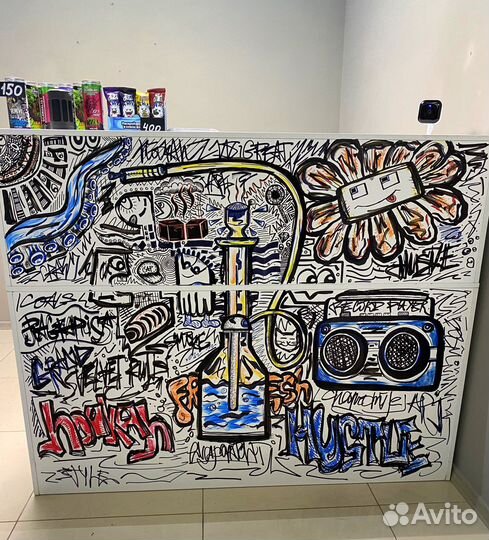 Граффити на стенах / кастом одежды