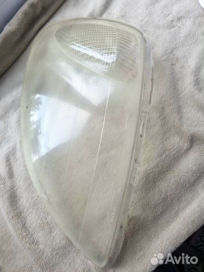 Стекло фар toyota vitz