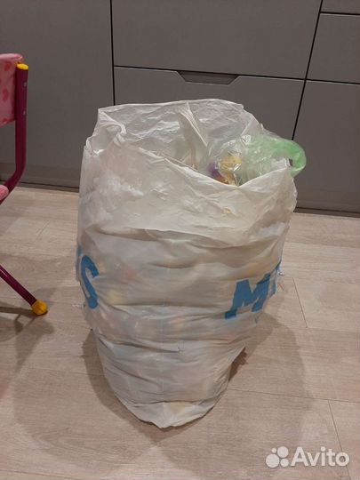 Мешок игрушек из шоколадных яиц