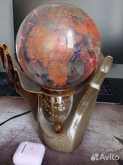 Плазменный шар-светильник с молниями