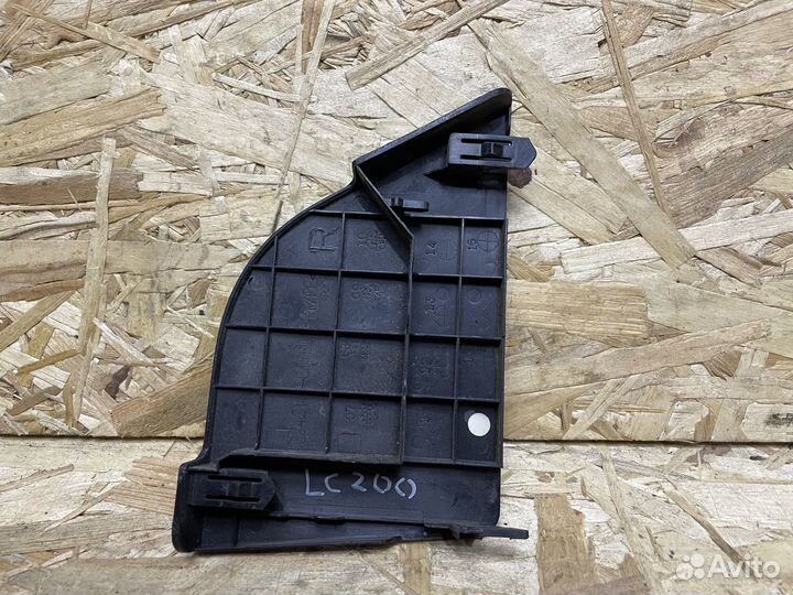 Заглушка в правую стойку Toyota Land Cruiser 200