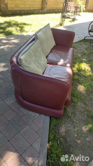 Кожаный диван
