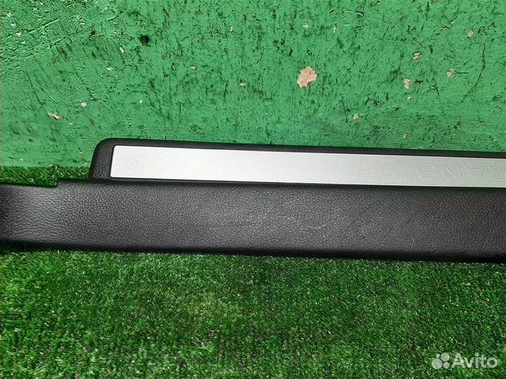 Накладка порога переднего правого внутри Nissan M