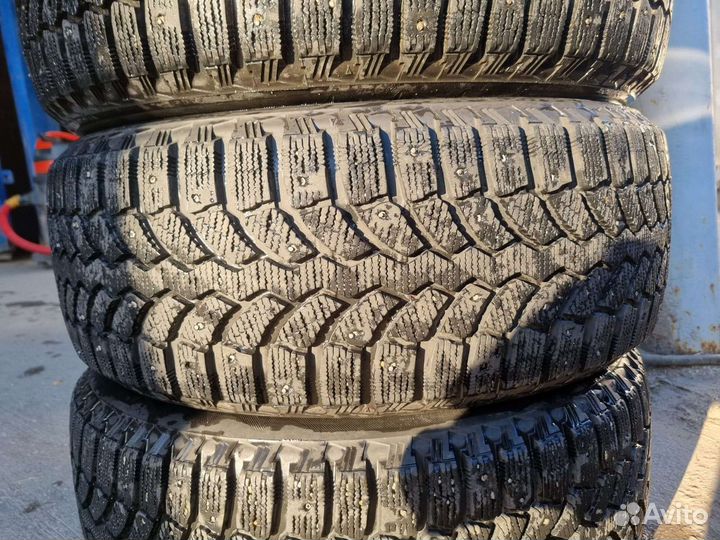 Bridgestone Blizzak Spike-01 215/55 R17