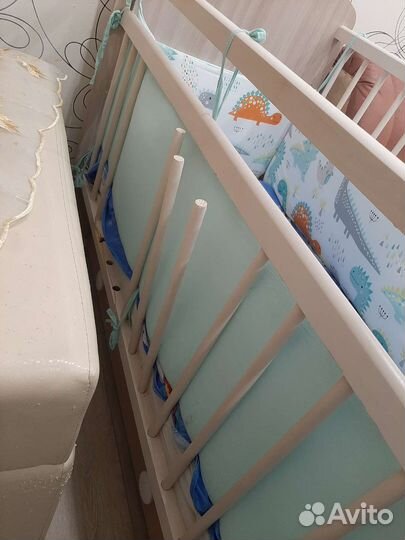 Детская кроватка с маятником и ящиком