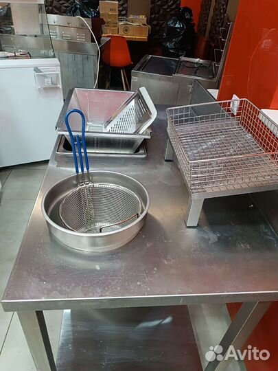 Фритюр, тепловой шкаф, стол для панировки