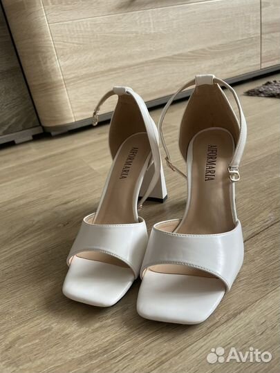 Туфли женские 37 размер белые