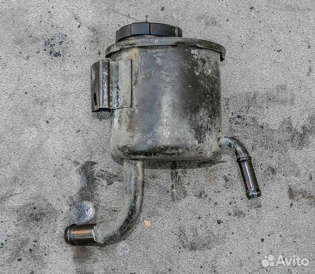 Бачок гур Nissan Primera P10