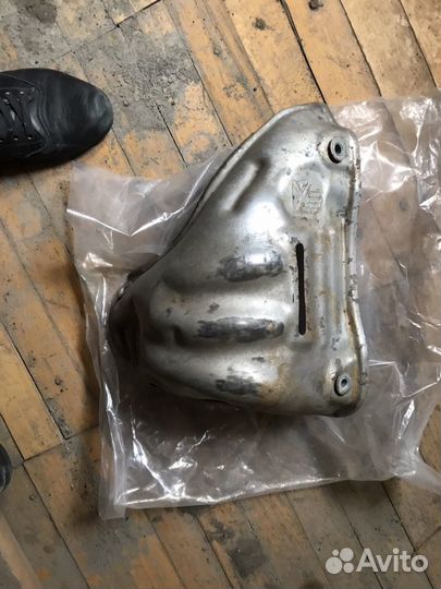 Накладка на коллектор Камри 50 2.5