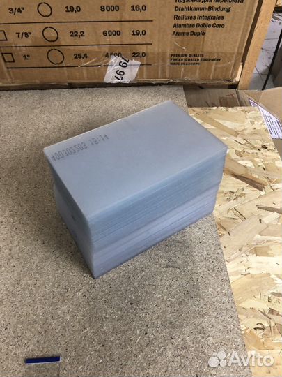 Обрезки прозрачного пластика